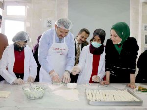 Vali Ayhan, Öğrencilerle Börek Yaptı
