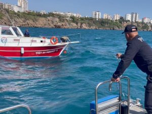 Açıldıkları Tekne İle Falezlere Çarpmak Üzere Olan 9 Kişinin İmdadına Deniz Polisi Yetişti