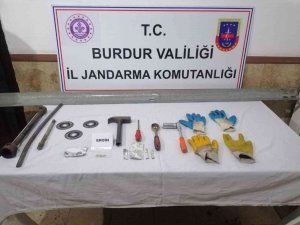 Burdur’da Otoyoldaki Bariyer Demirlerini Çaldılar