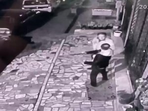 Döner Bıçağıyla Saldırdı, Sonra Ailesinin Yaşadığı Evi Taşladı