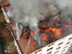 Kadıköy’de Metruk Binanın Çatısı Alevlere Teslim Oldu