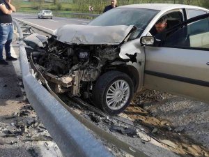 Otomobil Duble Yolda Kontrolden Çıkarak Bariyerlere Çarptı: 1 Yaralı