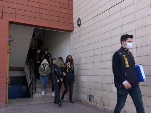 Ünlü Olmak İsteyen Vatandaşları Dolandıran Çete Mensupları Isparta’da Yakalandı: 5 Gözaltı