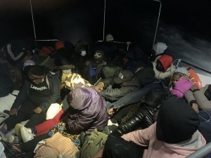 Türk Karasularına İtilen 37 Göçmen Kurtarıldı