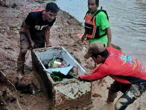 Filipinler’deki Heyelandan Buzdolabının İçine Saklanarak Kurtuldu