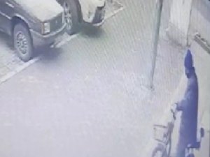 Hırsızın Rahatlığı Kamerada: Bisikletler Kendininmiş Gibi Çalıp Gitti