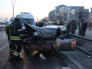 Otomobilin Çarptığı Aydınlatma Direği 2 Otomobilin Üstüne Devrildi: 6 Yaralı