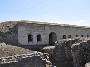 Kars’ta Yaklaşık 200 Yıllık Tabya Gözler Önünde Yok Oluyor