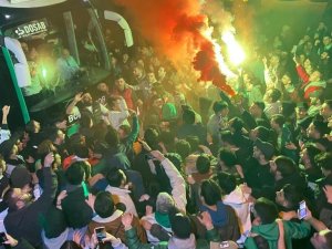 Frutti Extra Bursaspor’a Taraftarından Muhteşem Karşılama