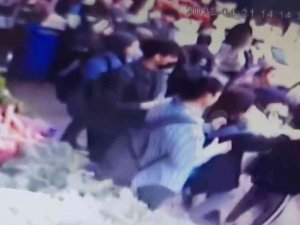 Sultanbeyli’de Liseli Kızların Kavgasında Ortalık Savaş Alanına Döndü