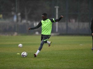 Bursaspor Kulübü Kadro Dışı Bıraktığı Thievy Bifouma’yı Affetti