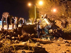 Ehliyetsiz Sürücünün Kullandığı Araç Müstakil Evin Bahçesine Uçtu: 6 Yaralı