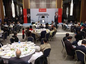 İ̇çişleri Bakanı Soylu, Diyarbakır’da Evlat Nöbetindeki Ailelerle İftarda Bir Araya Geldi