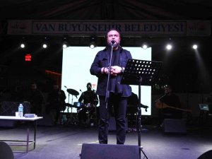 İ̇lahi Sanatçısı Mustafa Cihat Vanlılarla Buluştu