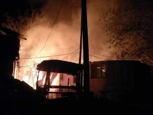 Artvin’de Gece İki Katlı Evde Yangın Çıktı