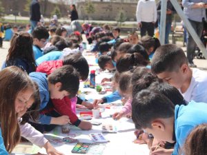 350 Öğrenci 150 Metrekarelik Kumaşa Aynı Anda Resim Çizdi