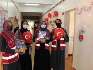 Çocuklar İçin Hastane Koridorunu Süsleyip Oyuncak Dağıttılar