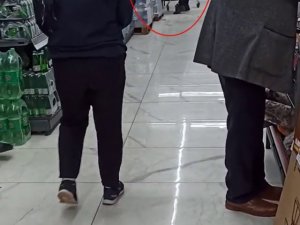 Alışveriş Yapan Kadını Küfür Ve Tehditle Dışarı Çıkarttı