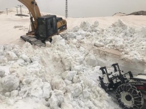 Nisan Sonu Şırnak’ta 10 Metreyi Bulan Karda Yol Açma Çalışmaları Devam Ediyor