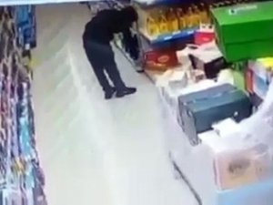 Markette Hırsızlık Yaparken Yakalandı, Arbede Sırasında Çaldıkları Etrafa Saçıldı