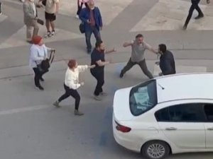 Kendisine Yol Vermeyen Sürücüyü Tek Yumrukta Yere Serdi