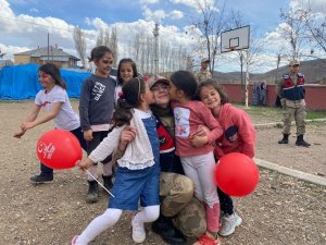 Bayburt Jandarması Çocukları Sevindirdi