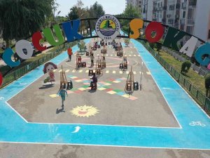 Çocuklar Hayallerindeki 23 Nisan’ı Tuvallere Yansıttı