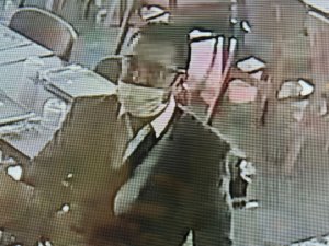 İ̇zmir’de Film Gibi Hırsızlık: Tuvalete Diye Gitti, Lüks Otomobili Çaldı