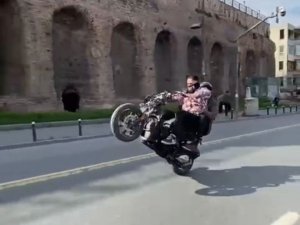 Fatih’te Tek Teker Kullandığı Motosikletle Tehlike Saçtı: O Anlar Kamerada