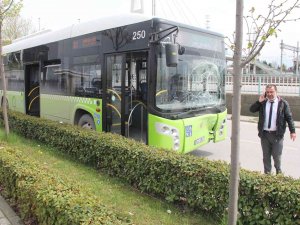 Otobüsün Çarptığı Araç Duvara Çarparak Durabildi