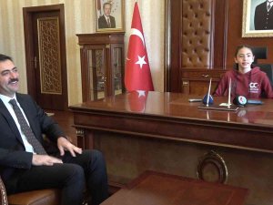 Koltuğa Oturdu Talimatı Verdi: "Haftada 1 Ders Saati Kitap Okunsun"