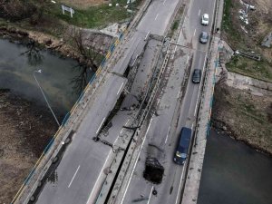 Ukrayna’da Havaya Uçurulan Köprülerde Sivillerin Zorlu Yolculuğu