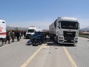 Tarım Aracıyla Tır Çarpıştı: 4 Yaralı
