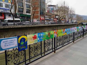 Yaptıkları Bin 920 Resimle Kentin Sokaklarını Renklendirdiler