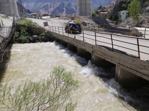 Artvin’de Kar Suları Eridi, Barhal Çayının Su Seviyesi Yükseldi