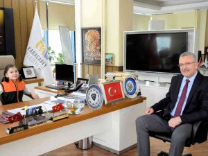 Karacabey’de Minik Cemre, Başkanlık Koltuğunu Devraldı