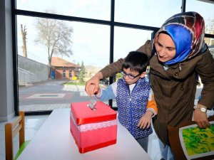 Minicik Elleri Yüreklere Dokundu