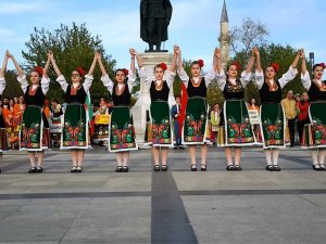 Bulgar Folklor Ekibi Ve Vatandaşlar Edirne’de Ankara Havası Oynadı