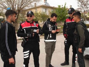 Elazığ’da Okul Önlerinde Asayiş Uygulaması Gerçekleştirildi
