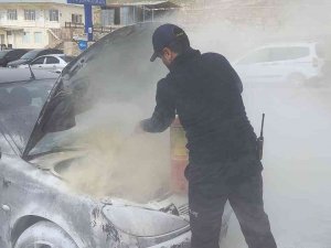 Motor Kısmında Duman Yükselen Araca İtfaiye Ekipleri Müdahale Etti