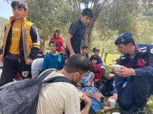 İ̇zmir’de Boş Arazide 94 Afgan Göçmen Kurtarıldı