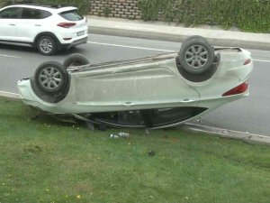Başakşehir’de Virajı Alamayan Otomobil Takla Attı: 2 Kişi Yaralandı