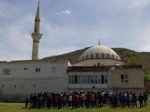 Gercüş’te Cemaat Cuma Namazı Sonrası Yağmur Duasına Çıktı