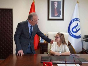 Rektör Uzun, Koltuğunu İlkokul Öğrencisine Devretti