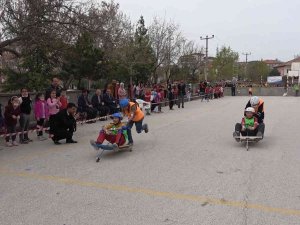 Öğrenciler Geri Dönüşüm Malzemelerinden Yaptıkları Nostaljik Araçlarla Yarıştı