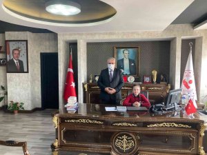 Yapıcı Koltuğunu Teslim Etti