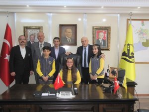 Başkan Pekmezci’nin Koltuğuna Oturan Küçük Öğrencinin İlk Talimatı Okul Yollarının Asfaltlanması Oldu