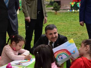 Vali Atay, Minik Öğrencilerle Resim Yaptı