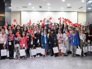 Bakan Özer, “Aynı Bahçenin Çiçekleri” Korosundaki Çocukları Kabul Etti