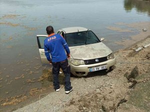 Elazığ’da Otomobil Göle Uçtu, Sürücü Kendi İmkanlarıyla Araçtan Çıkarak Kıyıya Yüzdü